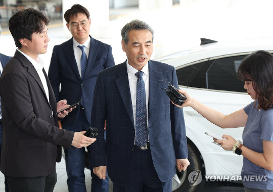 김건희 여사에 대한 의혹을 수사할 민중기 특별검사가 박세현 서울고검장 면담을 위해 18일 서울 서초구 서울고검으로 향하고 있다. 연합뉴스
